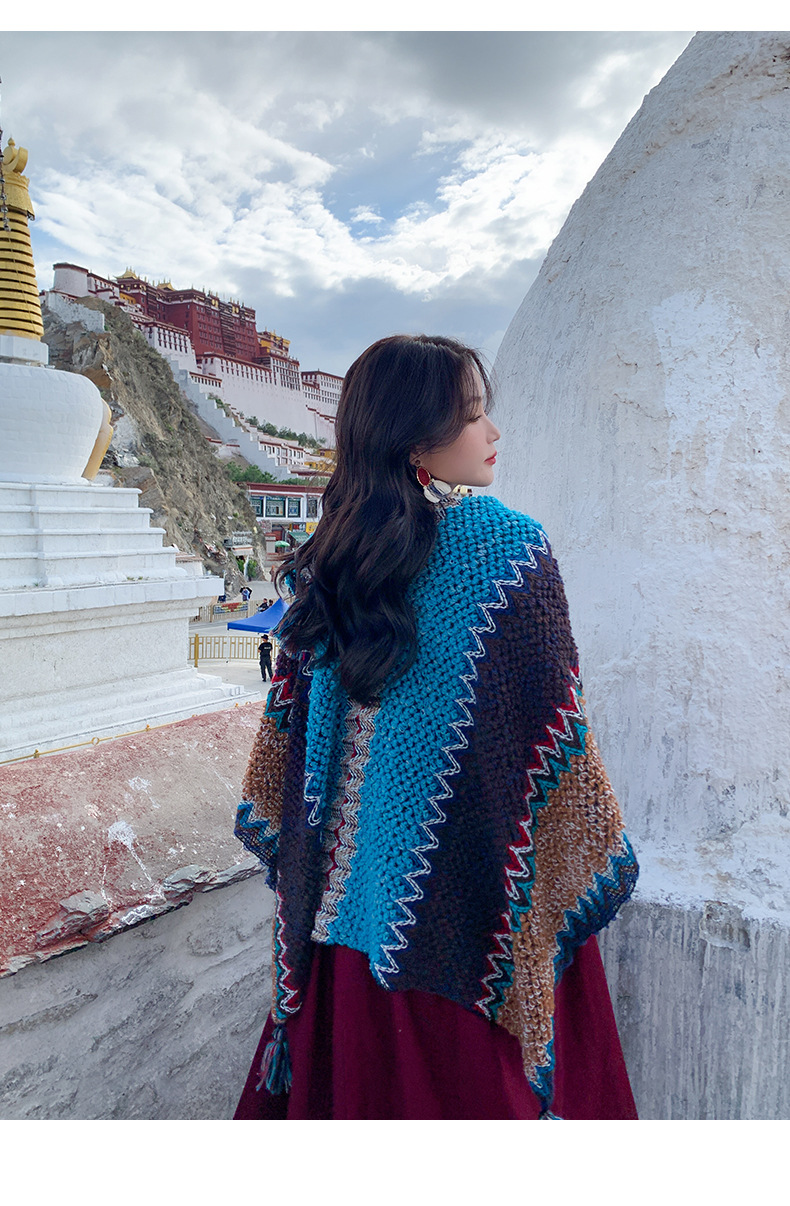 Liu Yifei, a trendsetter, went to a place with a breeze and wore the same style of shawl as Xu Hongdou, paired with a cape in the ethnic style of Dali, Yunnan pic 12