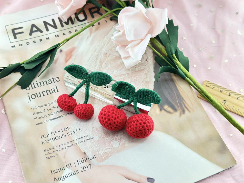 针织红色小樱桃胸针别针水果胸花毛线可爱包包衣服配饰挂件装饰品详情9
