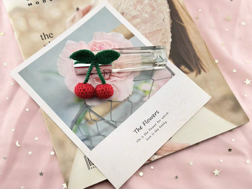 针织红色小樱桃胸针别针水果胸花毛线可爱包包衣服配饰挂件装饰品详情2