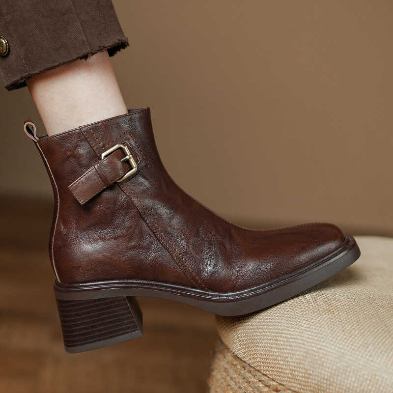 2024秋冬季新款复古中跟粗跟皮带扣短靴女气质侧拉链英伦风马丁靴