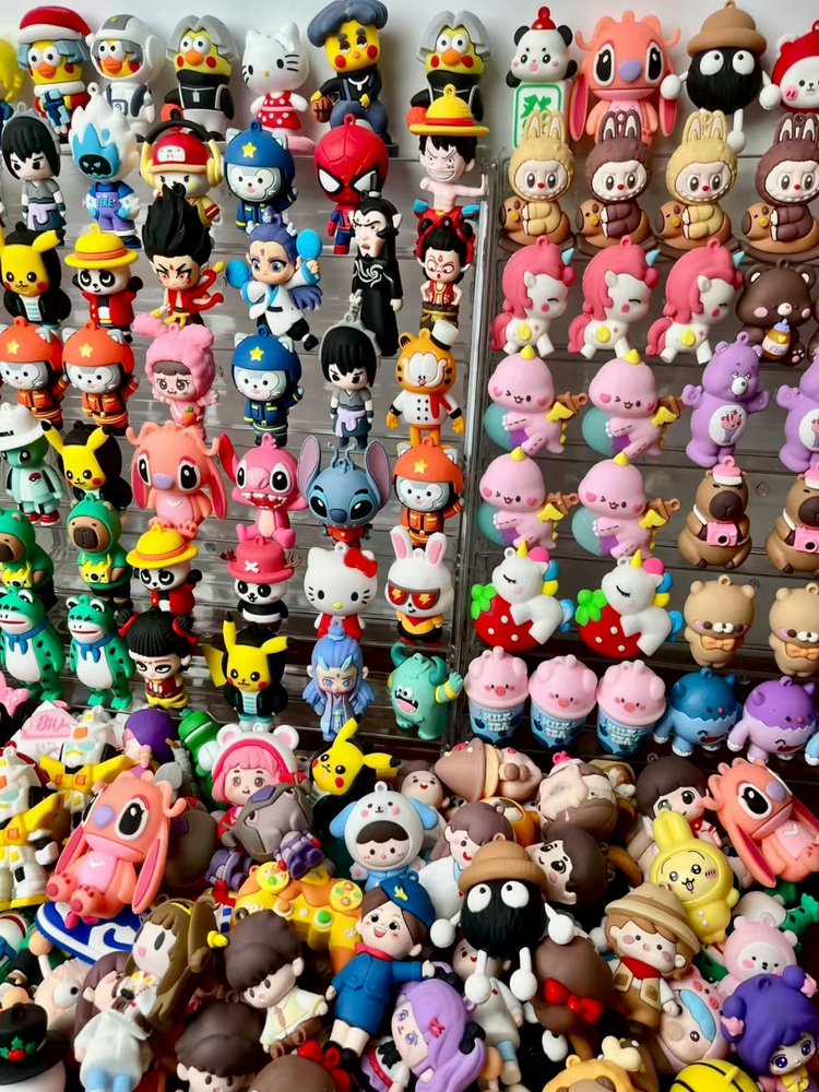 夜市摆摊潮玩公仔卡通玩偶软胶立体手办塑料儿童小玩具批发钥匙扣