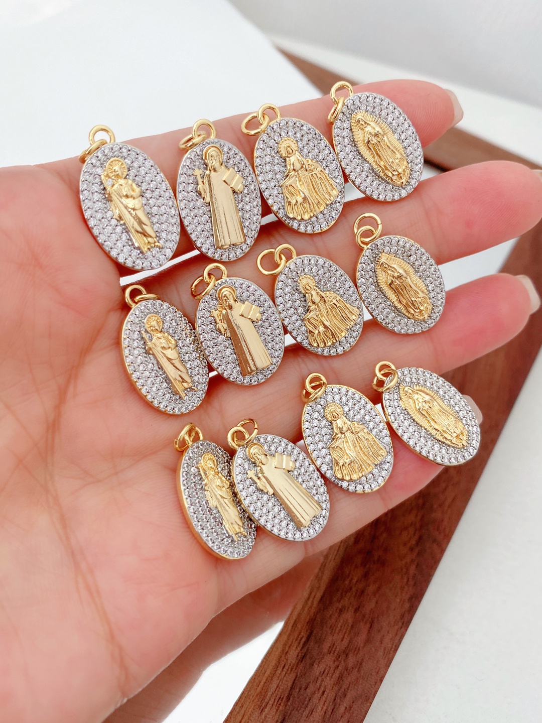 European and American fashion high-end oval brand Virgin Mary inlaid zircon two-color pendant collarbone necklace accessory pic 3