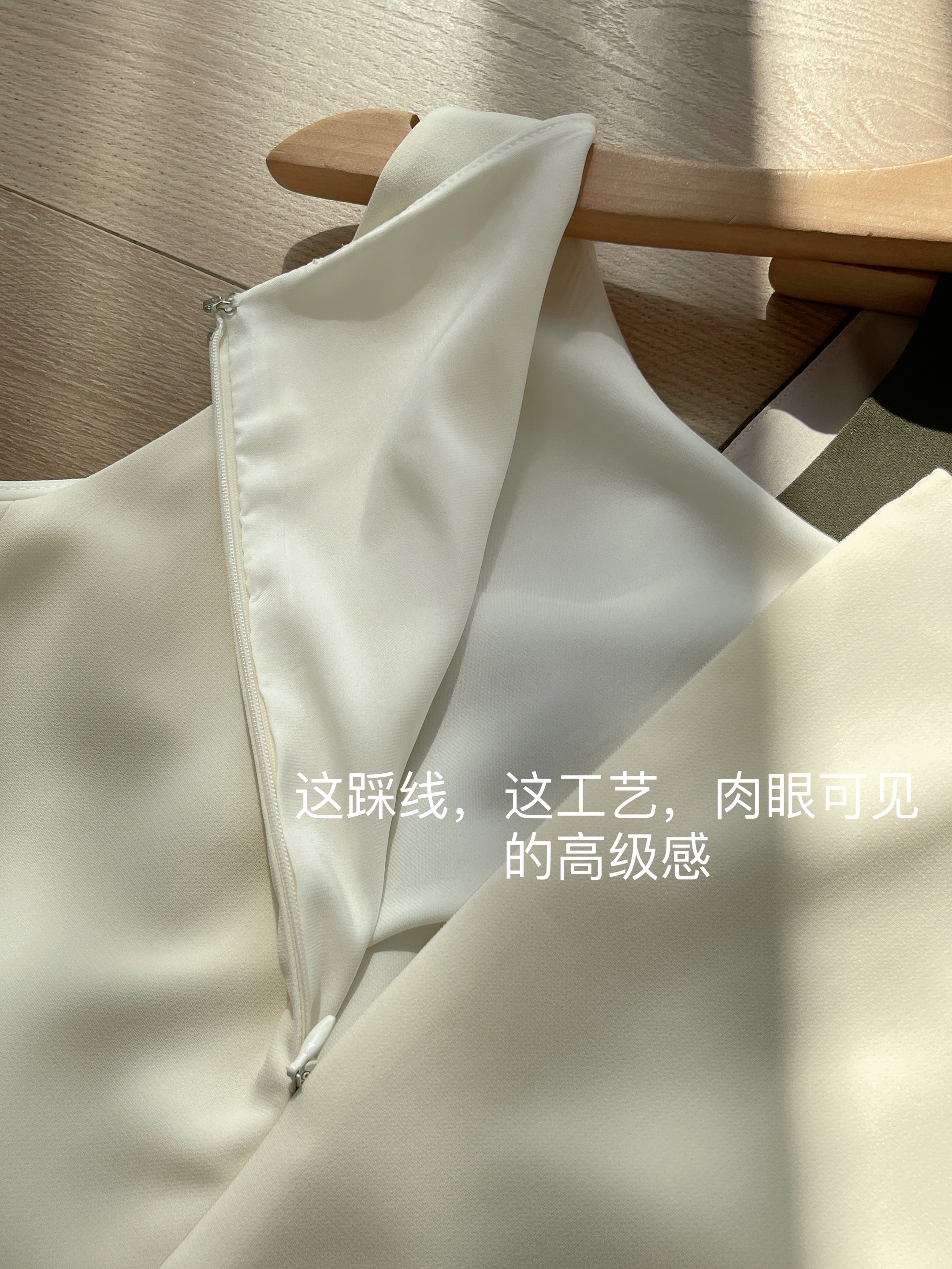 The*y acetate dress for spring and summer is a new style, fashionable and high-end sleeveless fishtail dress pic 3