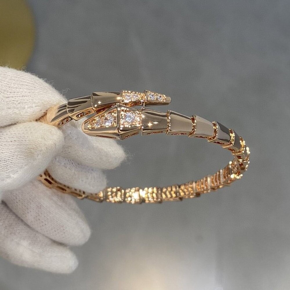 【 High-end and Light Luxury 】 Full diamond snake bone bracelet, spring, smooth body, elastic snake-shaped opening couple diamond-encrusted bracelet Application Scenario