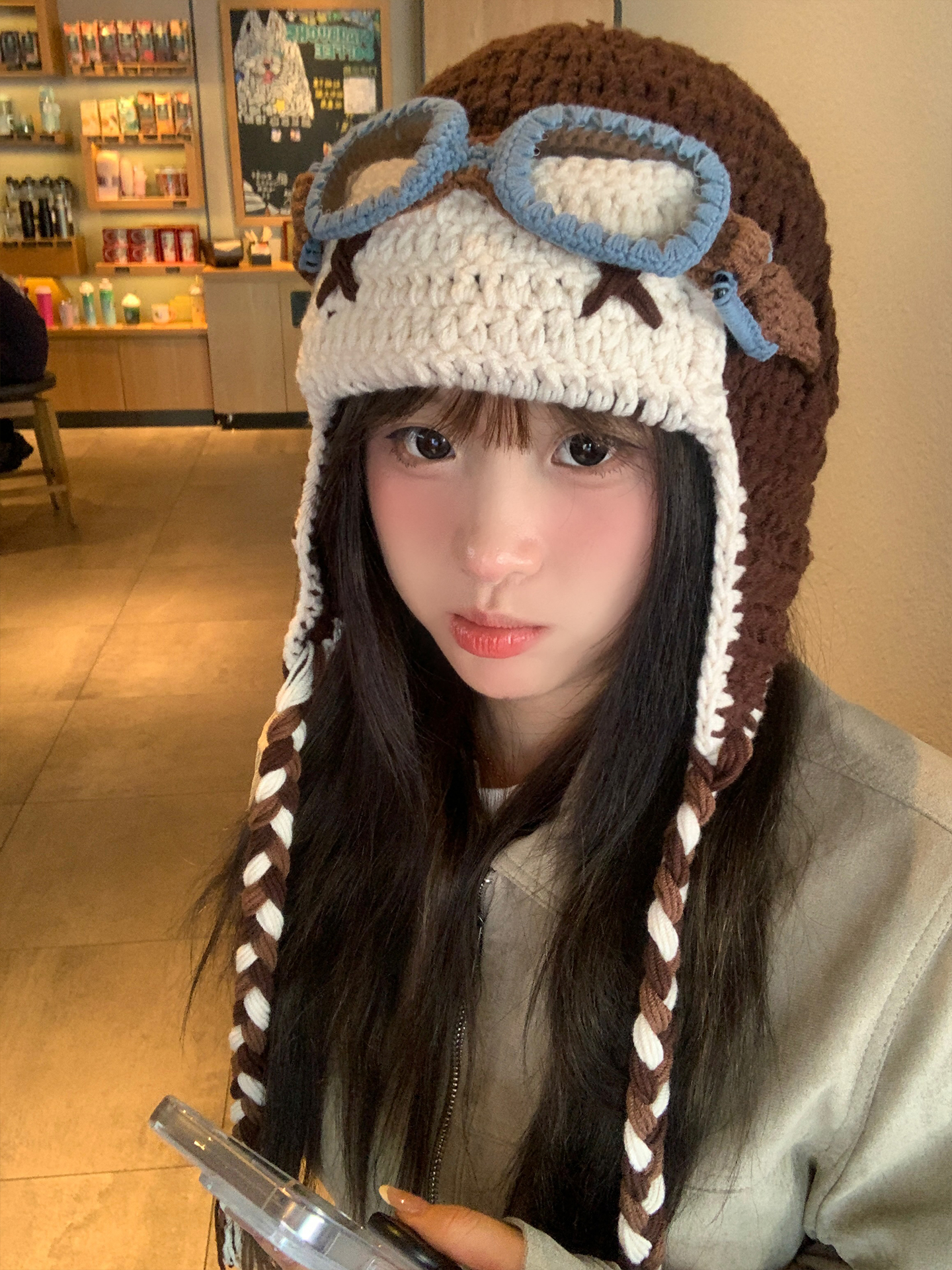 The same style of knitted woolen hat as Tan Jianci's for women to keep warm and protect their faces in autumn and winter. It's a cute little ear-protecting hat and a Lei Feng hat details Picture
