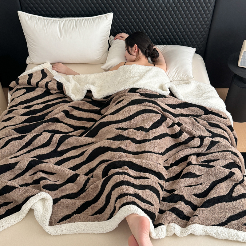 Double-layer cationic blanket, thickened milk coral velvet blanket for autumn and winter, nap, office sofa bed cover blanket details Picture