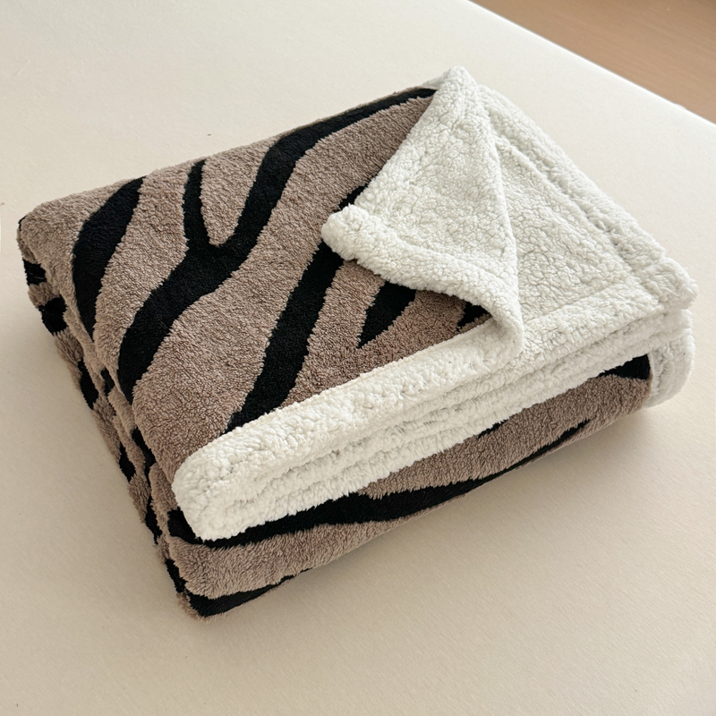 Double-layer cationic blanket, thickened milk coral velvet blanket for autumn and winter, nap, office sofa bed cover blanket Application Scenario