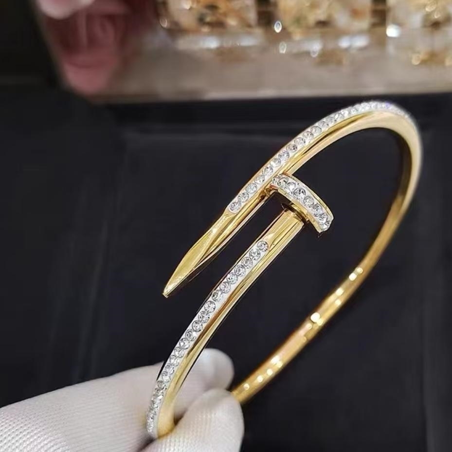 TOPGRILLZ High-end open-top couple women's versatile and niche nail bracelet with rhinestones all over the sky Application Scenario