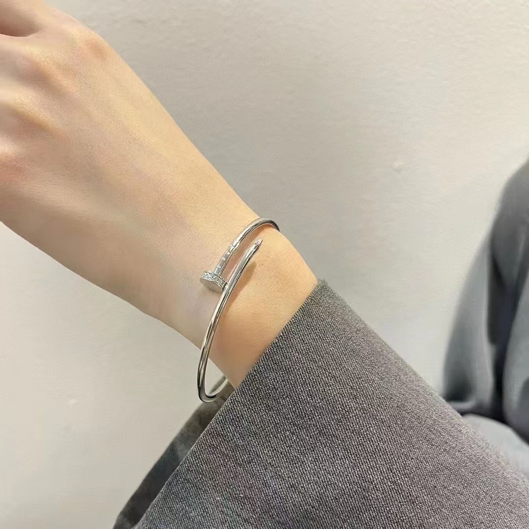 TOPGRILLZ High-end open-top couple women's versatile and niche nail bracelet with rhinestones all over the sky details Picture