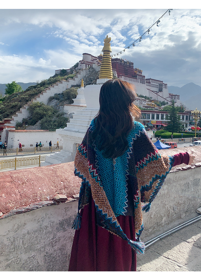 Liu Yifei, a trendsetter, went to a place with a breeze and wore the same style of shawl as Xu Hongdou, paired with a cape in the ethnic style of Dali, Yunnan pic 5