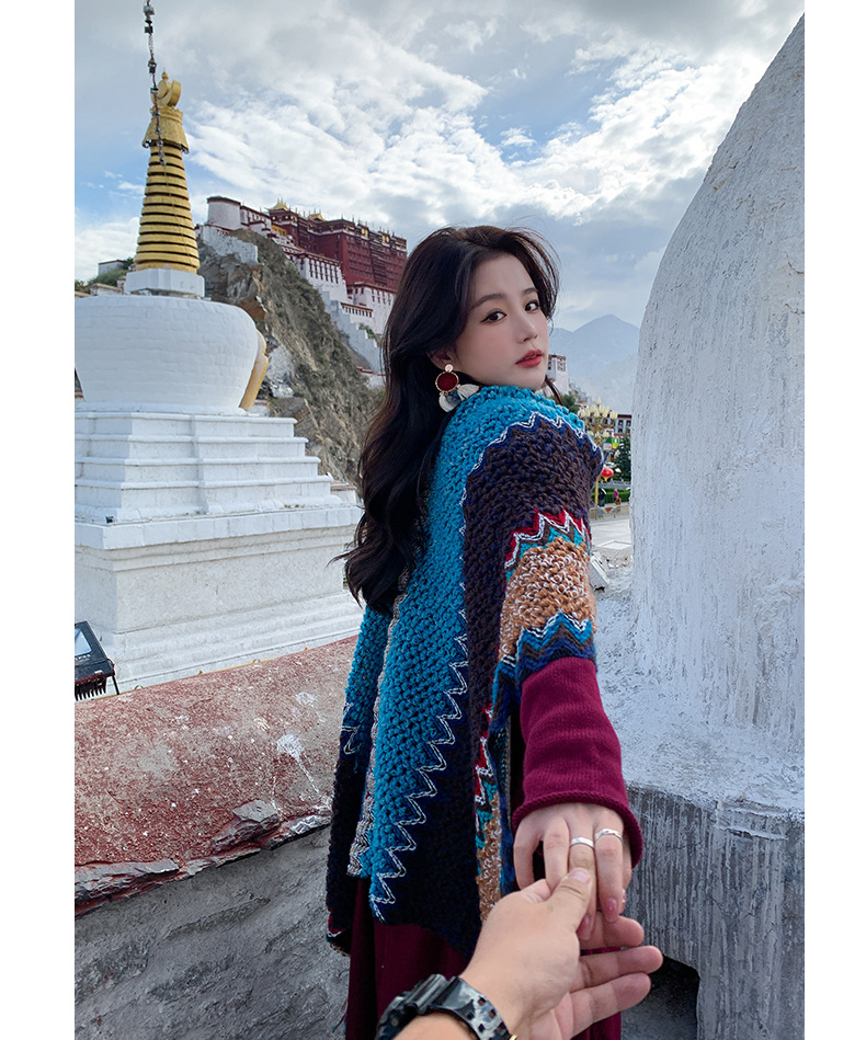 Liu Yifei, a trendsetter, went to a place with a breeze and wore the same style of shawl as Xu Hongdou, paired with a cape in the ethnic style of Dali, Yunnan pic 4