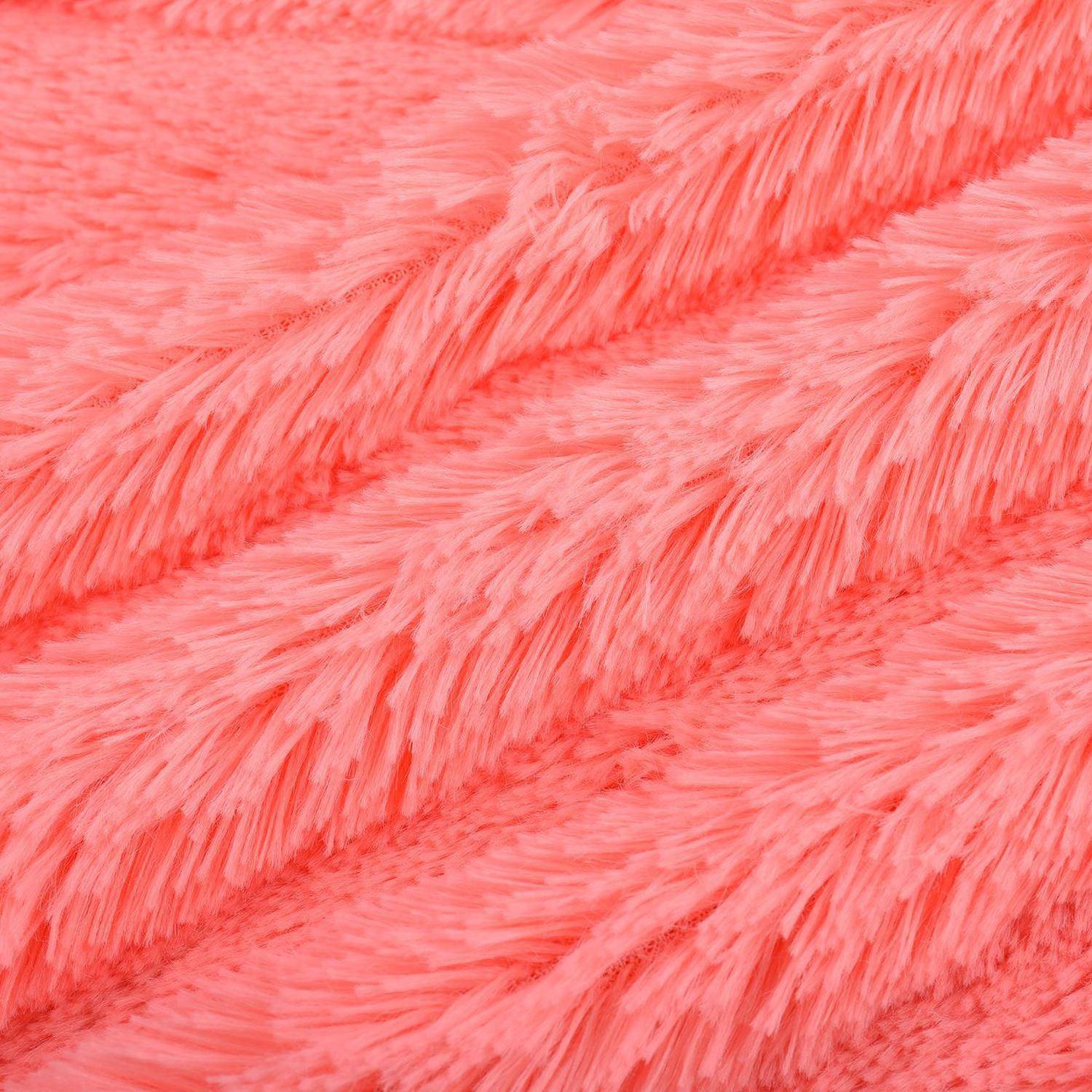 We have 20mm peacock velvet fabric, 20mm matte PV velvet long plush fabric for clothing, toys and throw pillows in stock Application Scenario