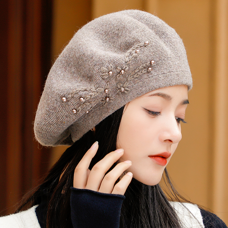 The best-selling women's autumn and winter knitted woolen hat is fashionable and stylish. The new winter warm women's beret