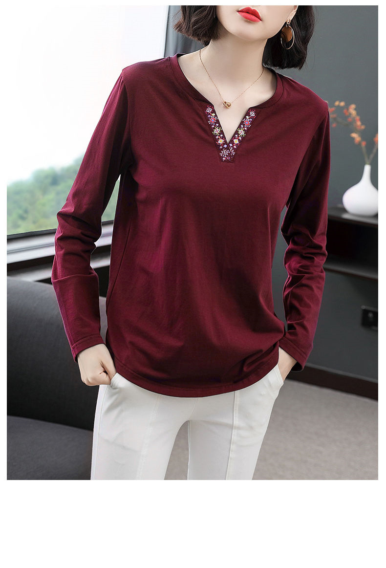 The new Korean long-sleeved T-shirt for women, paired with a base layer top, is a middle-aged mom look that exudes a youthful, loose and slimming vibe pic 13