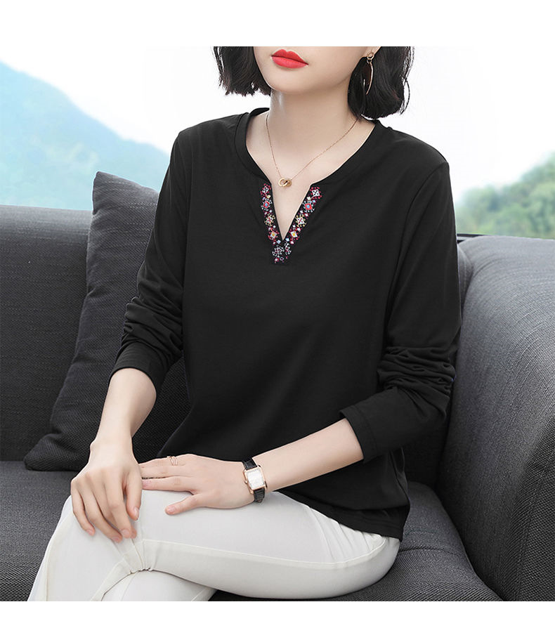 The new Korean long-sleeved T-shirt for women, paired with a base layer top, is a middle-aged mom look that exudes a youthful, loose and slimming vibe pic 10