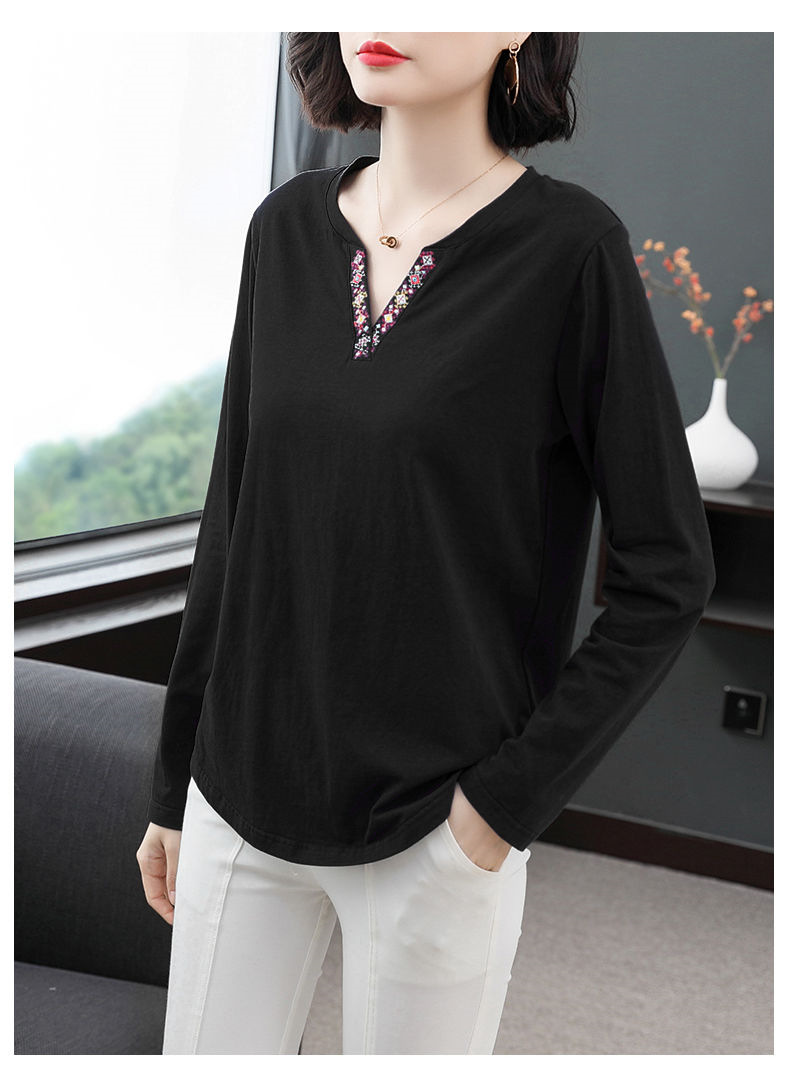 The new Korean long-sleeved T-shirt for women, paired with a base layer top, is a middle-aged mom look that exudes a youthful, loose and slimming vibe pic 11