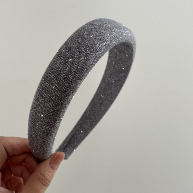 A new high-top hair accessory featuring a wide foldable headband with rhinestones and a delicate hairband from the US Application Scenario