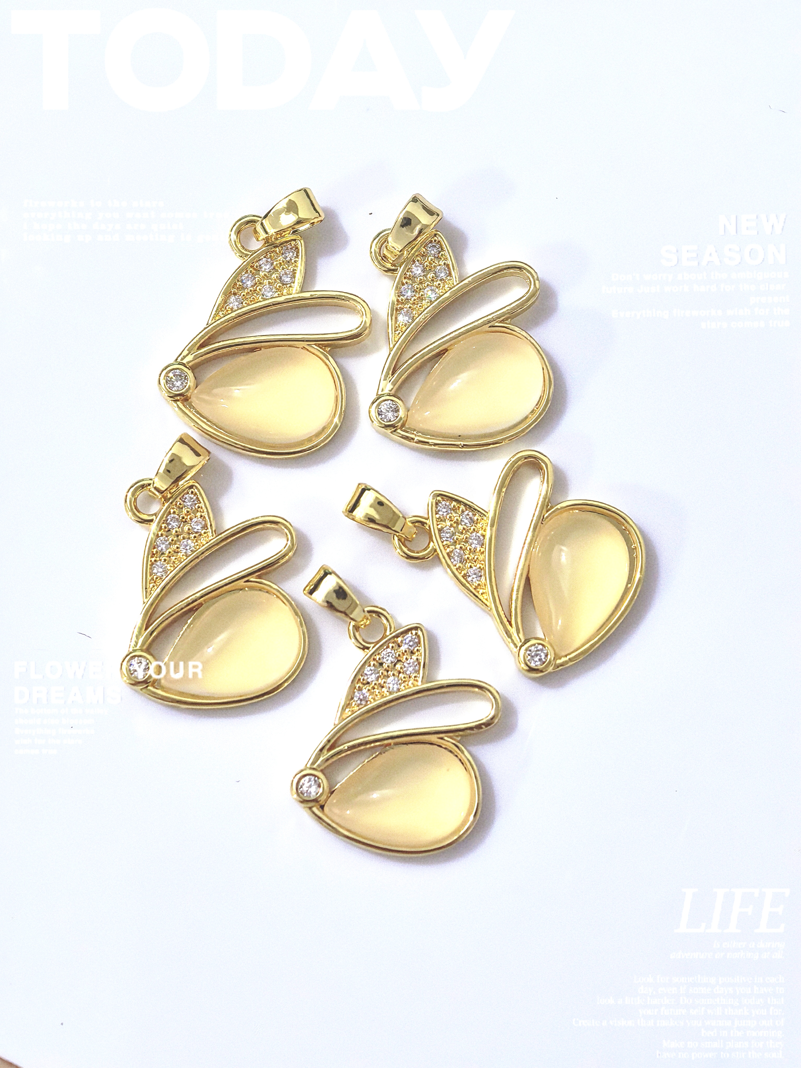 A cute and adorable imitation shell rabbit heart rose pendant necklace for women with a unique personality pic 3