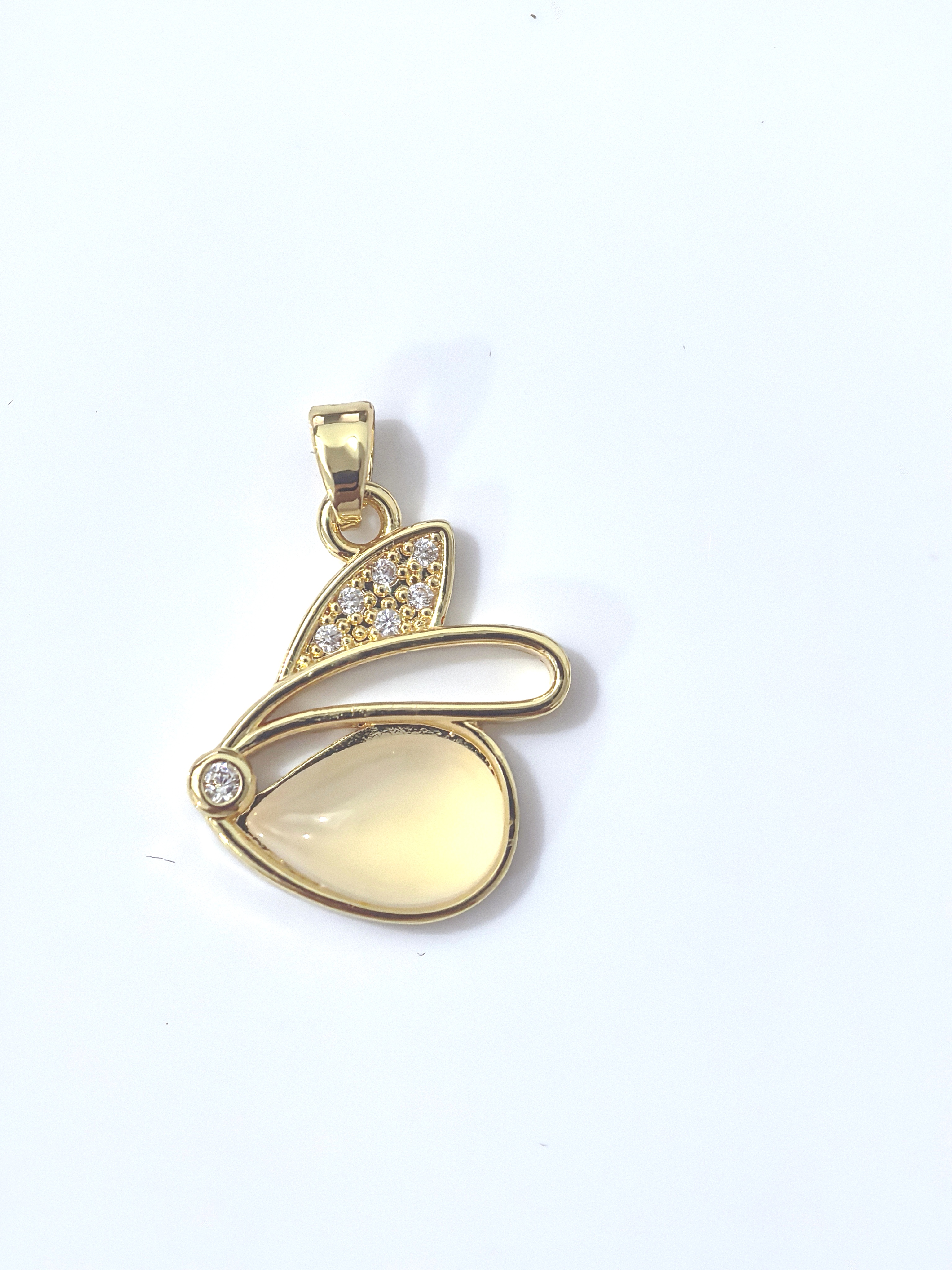 A cute and adorable imitation shell rabbit heart rose pendant necklace for women with a unique personality pic 5