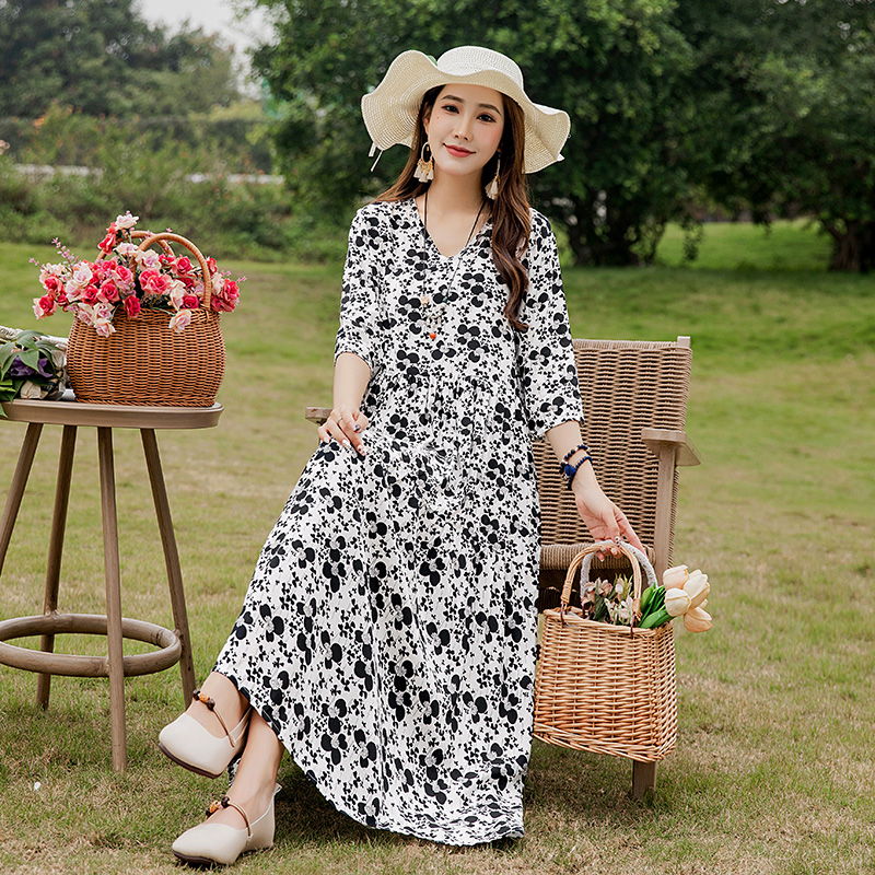 High-End Plus-Size Women's Dress That Accentuates The Belly And Makes One Look Slimmer, A Retro Northeastern Large-Flowered Fabric Dress With A Wide Swing, And A Beach Dress For The Elderly Application Scenario