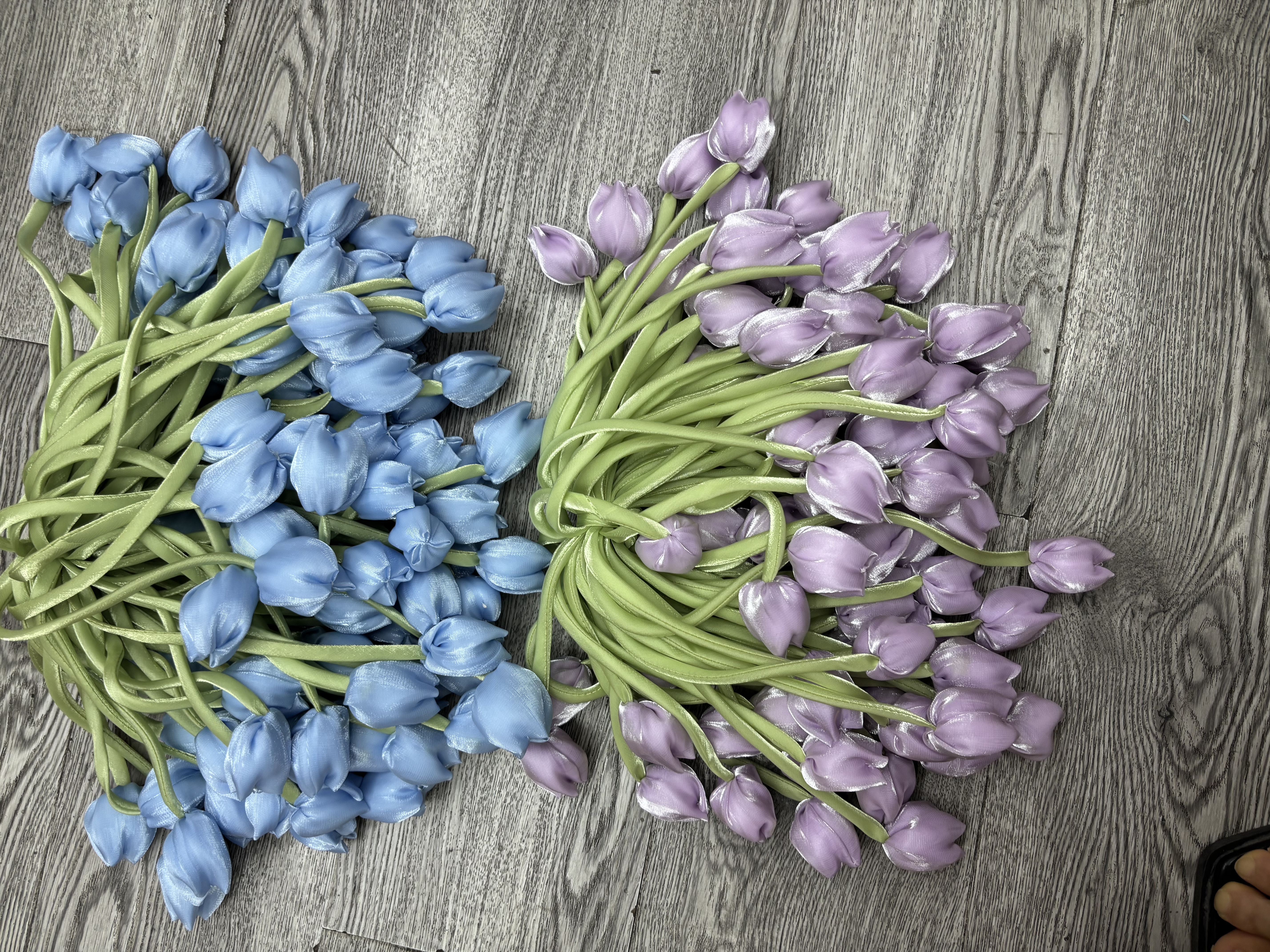 郁金香元素设计 头饰衣服帽子等多用途装饰品 独特花卉图案 时尚潮流配饰产品图