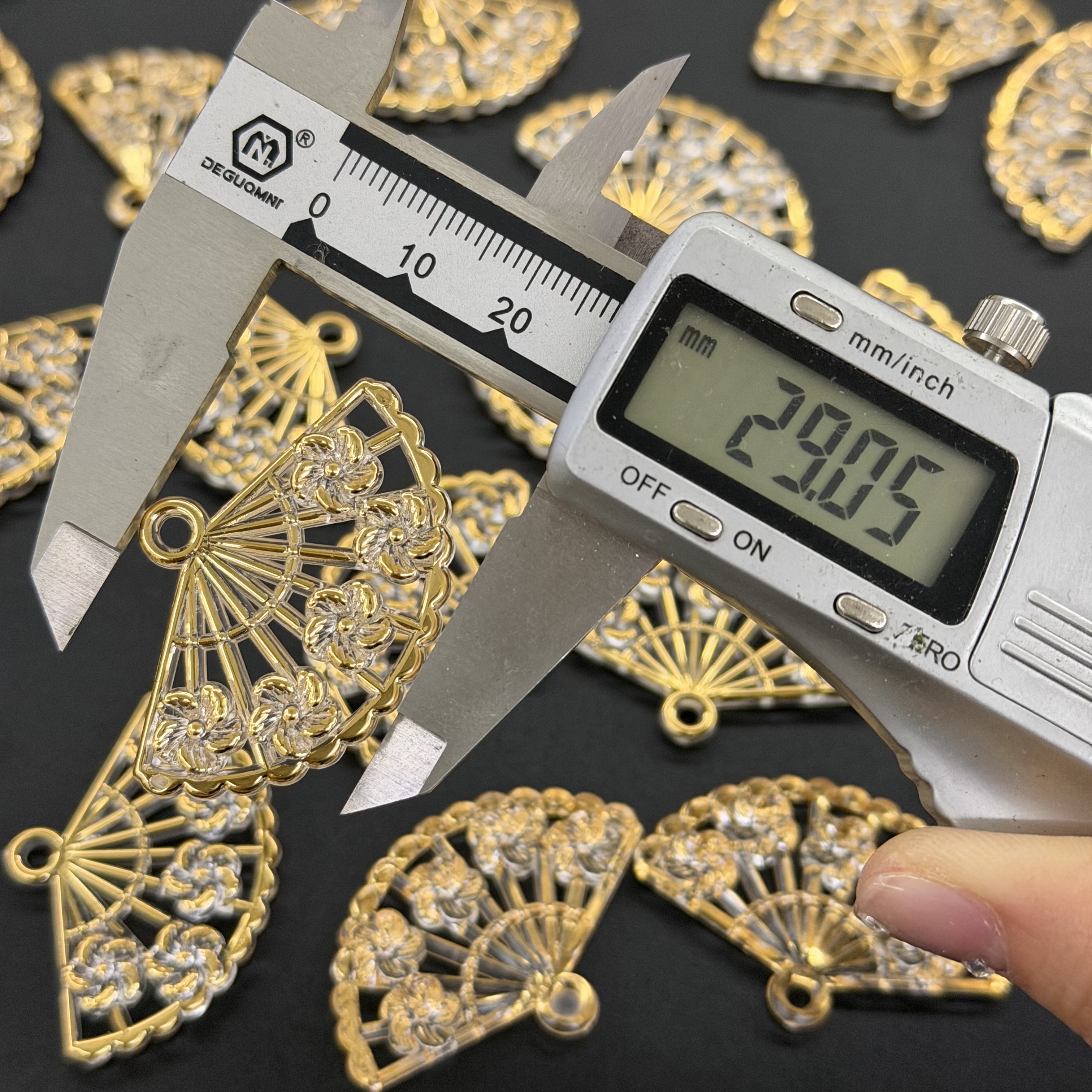 Ancient-style folding fan hollowed-out pendant, golden transparent DIY jewelry accessory, handcrafted hairpin material details Picture