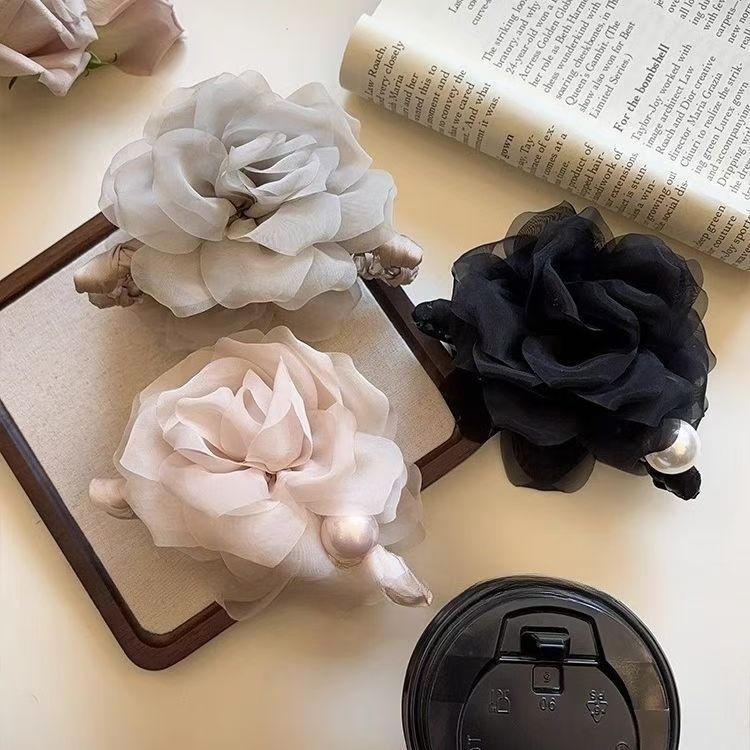 时尚饰品 精致设计 个性潮流 小众饰品 简约风格 高品质饰品 时尚配饰 独特造型 个性饰品 大牌同款