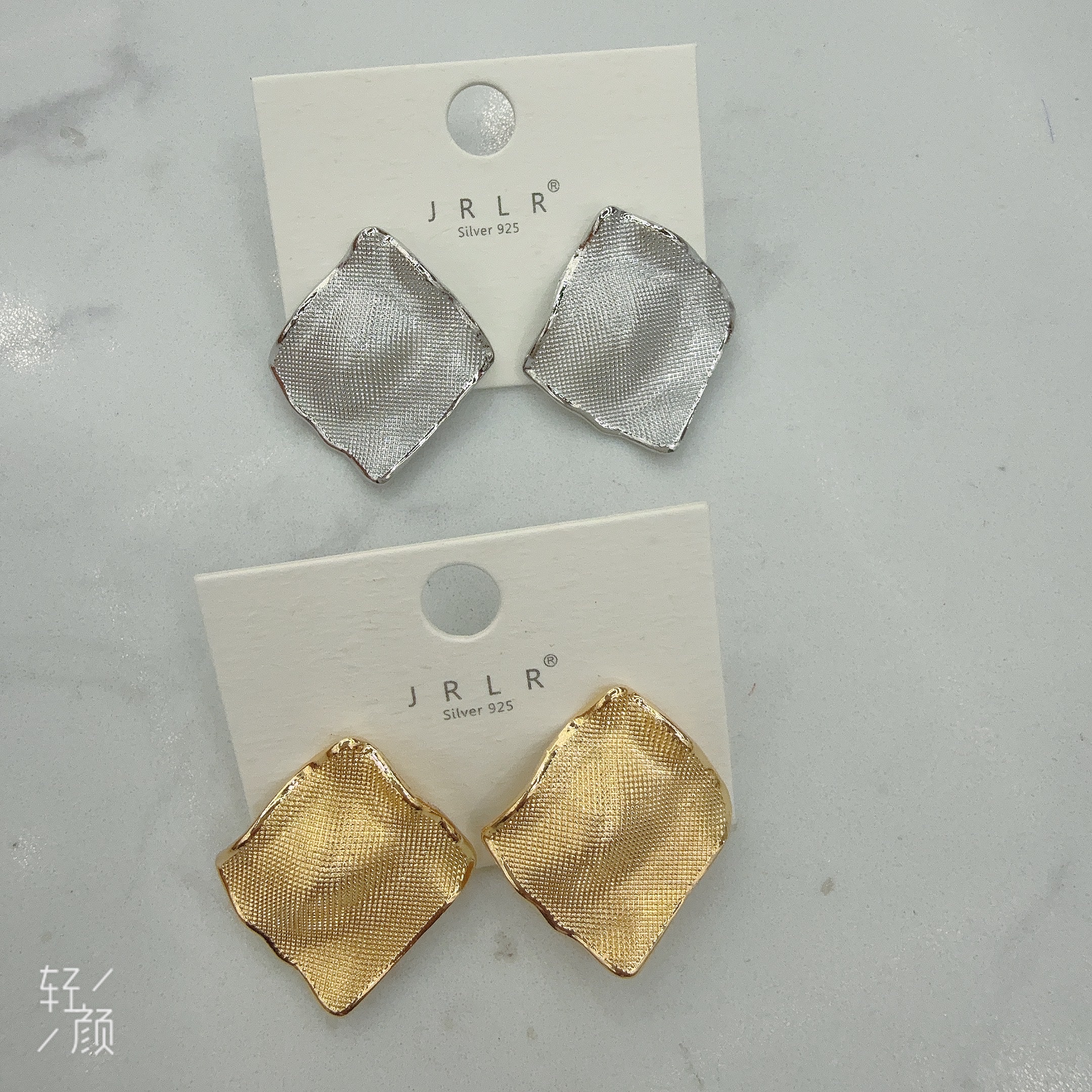 Korean-style fashionable metal earrings are simple, elegant, sweet and feminine details Picture