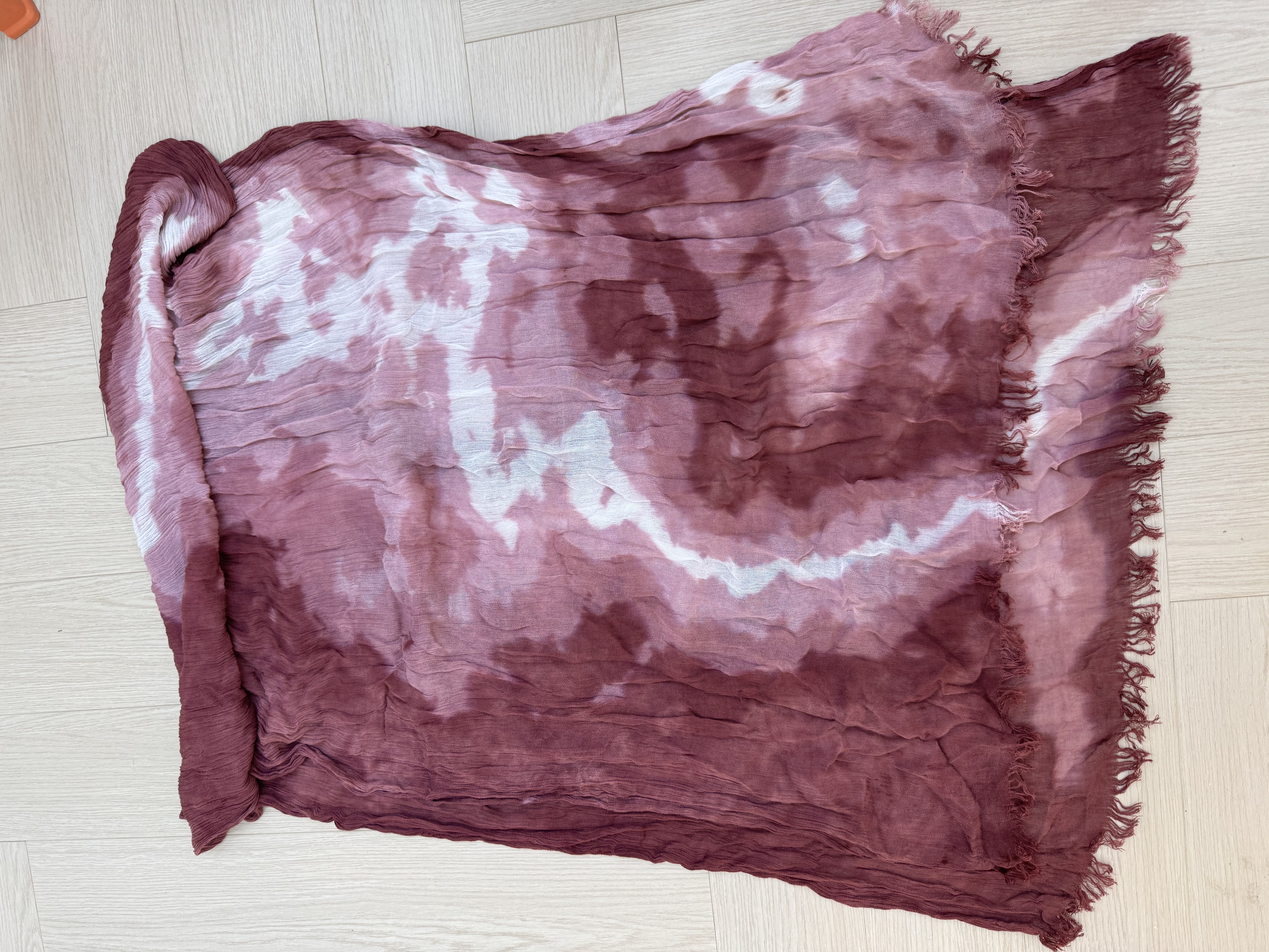 The dirty and dyed cotton towel feels comfortable to the touch. The pure cotton towel is soft and has strong water absorption
