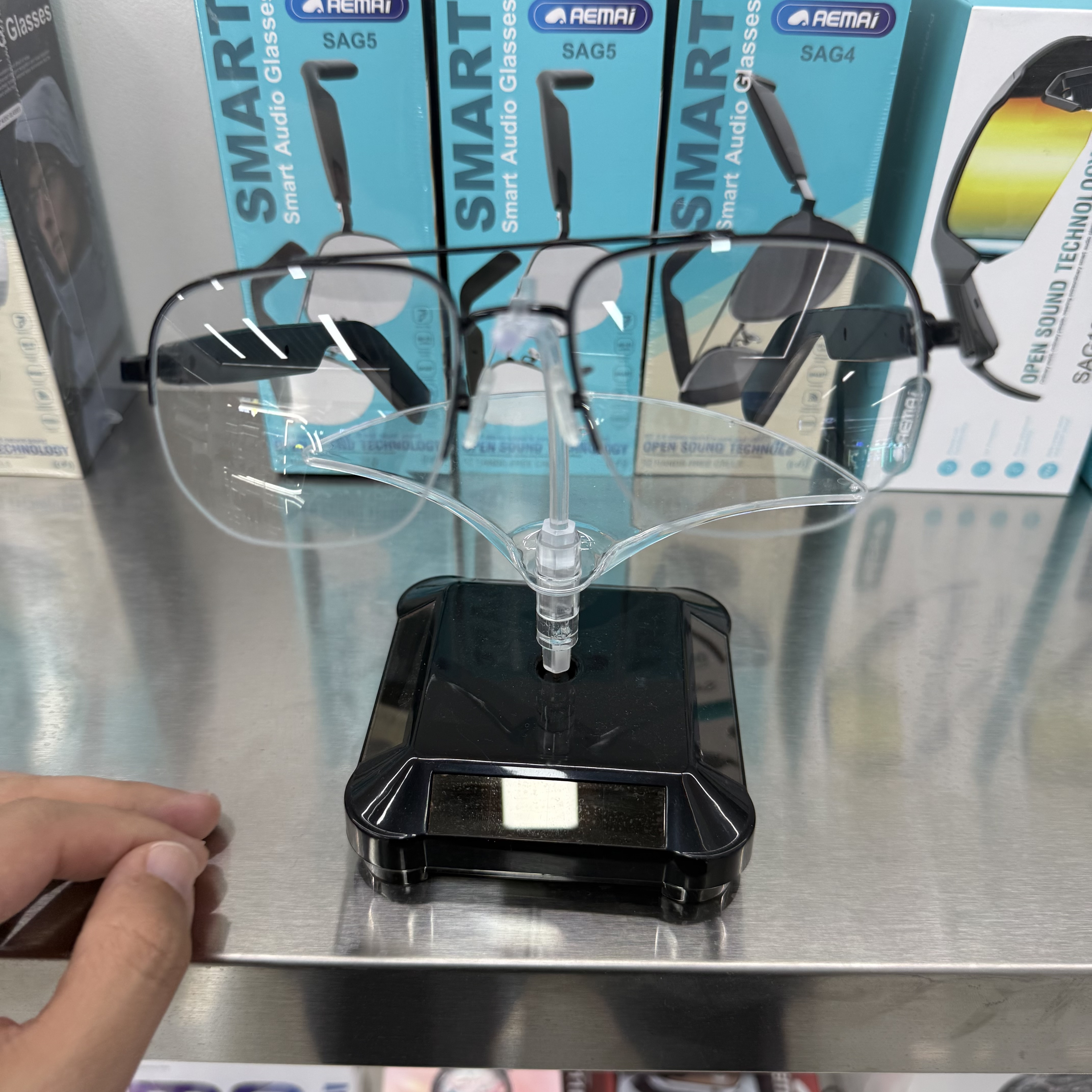 The Bluetooth glasses can answer calls and listen to music with a long battery life of 100500921