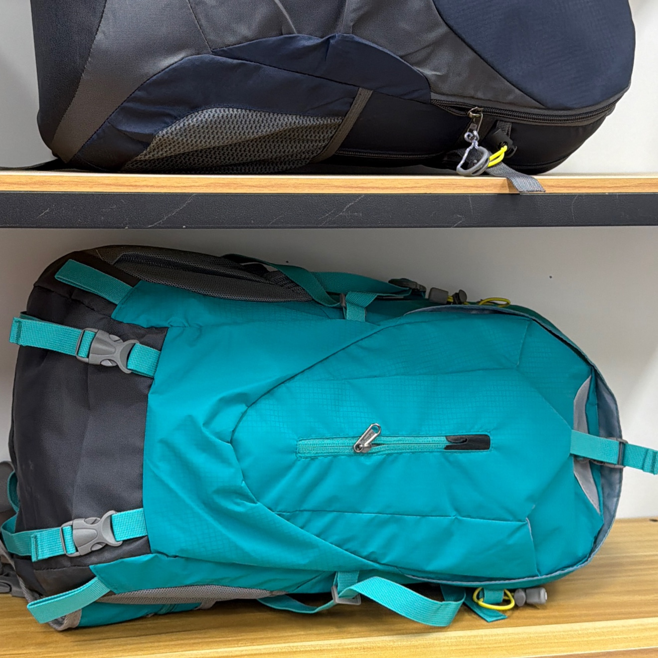 Student schoolbags, large-capacity casual backpacks, water-resistant for commuting, lightweight and wear-resistant, suitable for students