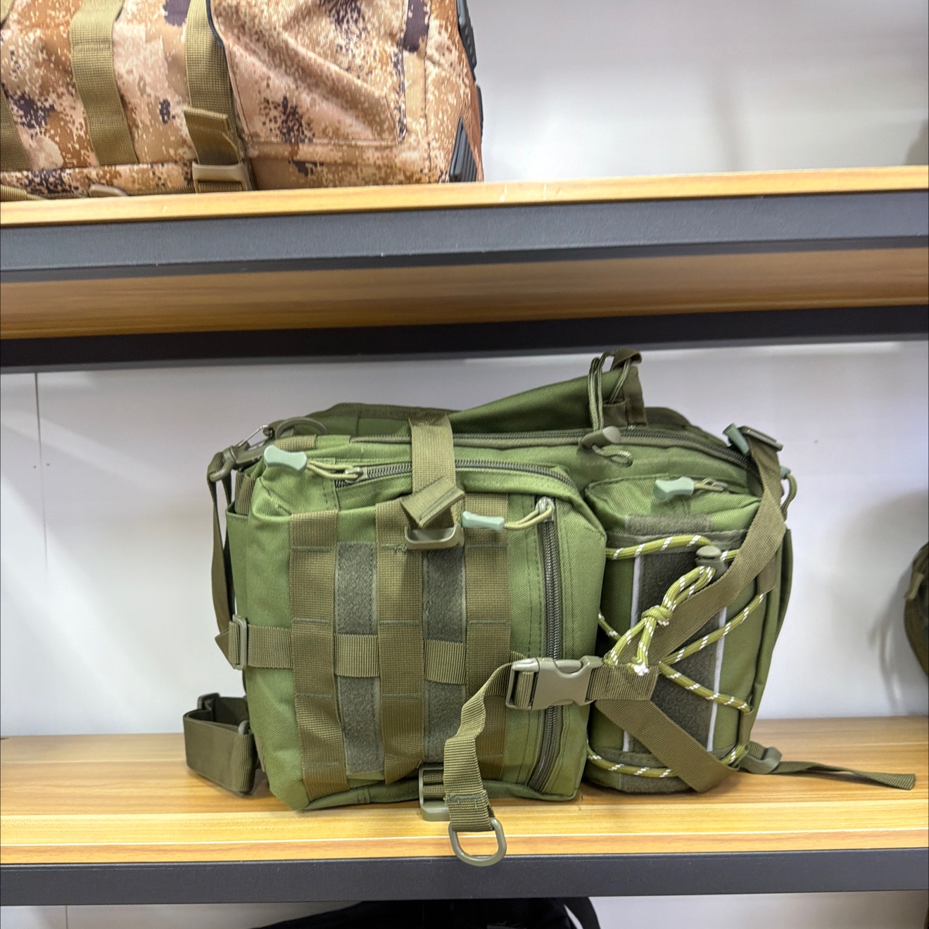 This women's commuter single-shoulder crossbody small square bag is fashionable, versatile, lightweight and casual