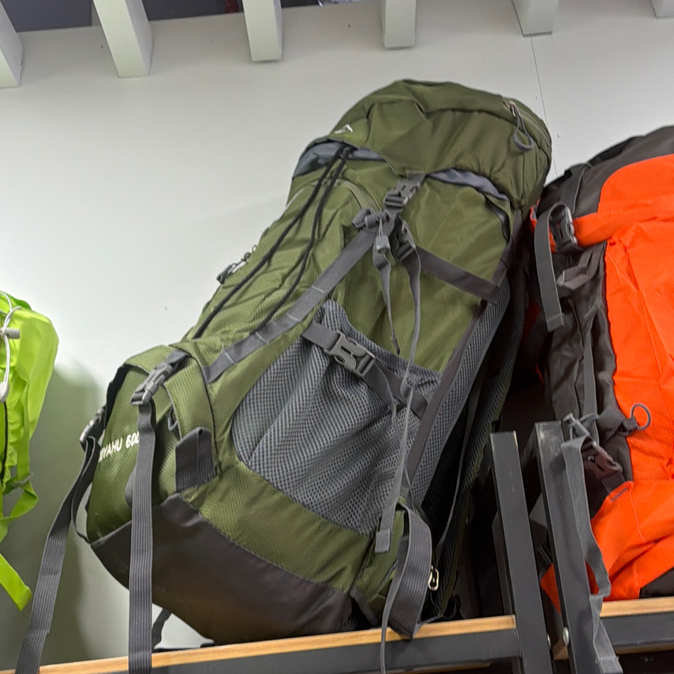 The 28-liter Light Field Outdoor hiking bag is a lightweight, durable and water-resistant backpack for outdoor sports equipment