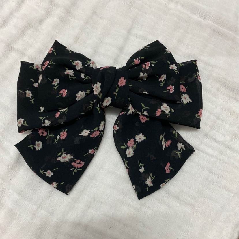 Simple and fashionable metal hair clips are versatile daily accessories for women Simple and fashionable metal hair clips are versatile daily accessories for women