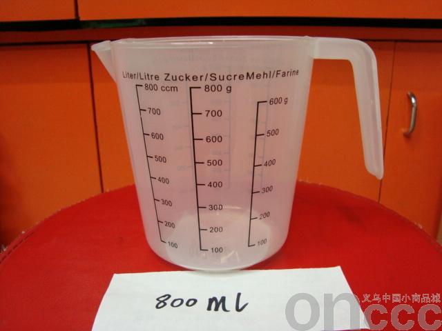 Household plastic measuring cups