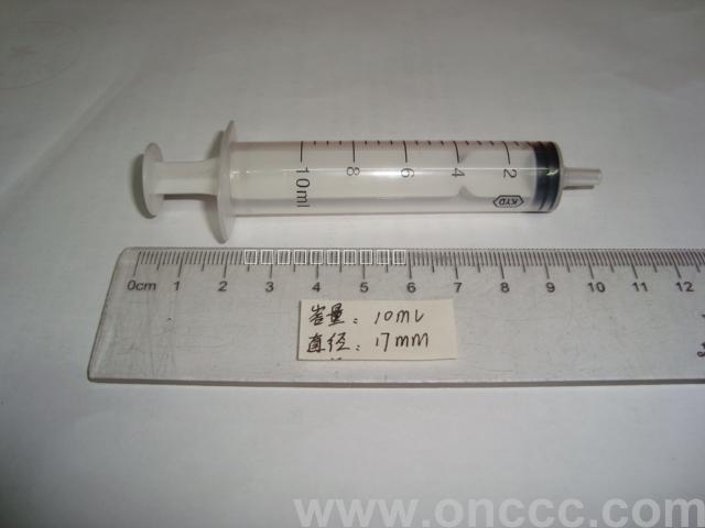 Plastic syringe