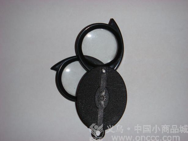 Plastic folding magnifying glass