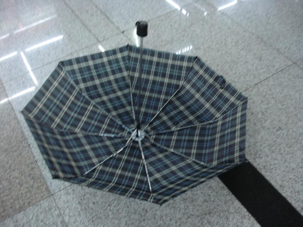 53CM three-fold ultra-mini hand-opening umbrella, export umbrella, weather umbrella, floral folding umbrella Application Scenario