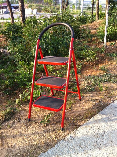 梯子，家用梯子,折迭梯子，楼梯，铁梯子，踏板梯子，3步钢管梯