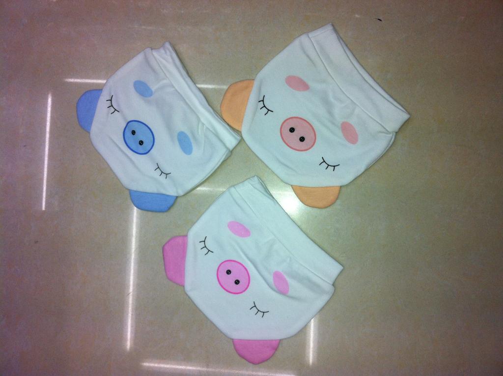【厂家直销】婴儿用品 小孩帽子 口水巾 三角巾围嘴产品图