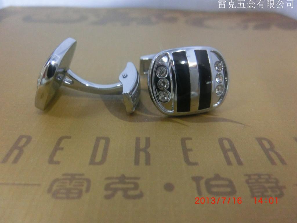 High-end original factory production of new cufflinks with foot straps and diamond cufflinks in stock for wholesale. Accessories details Picture