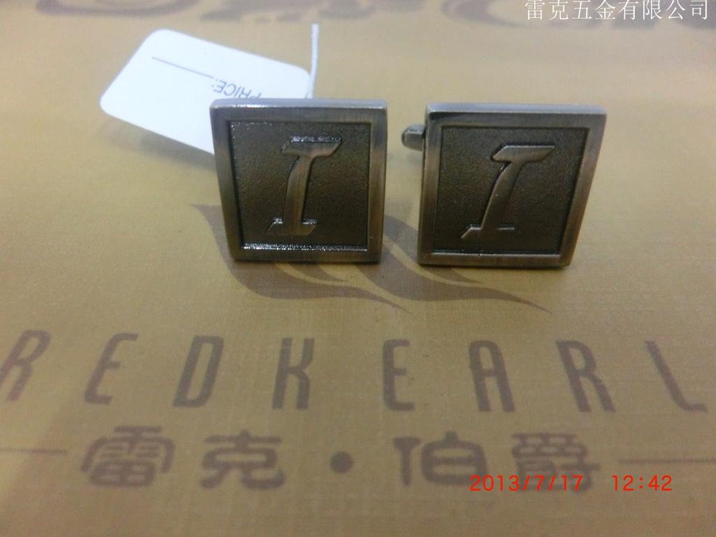 Personalized letter cufflink accessories Application Scenario