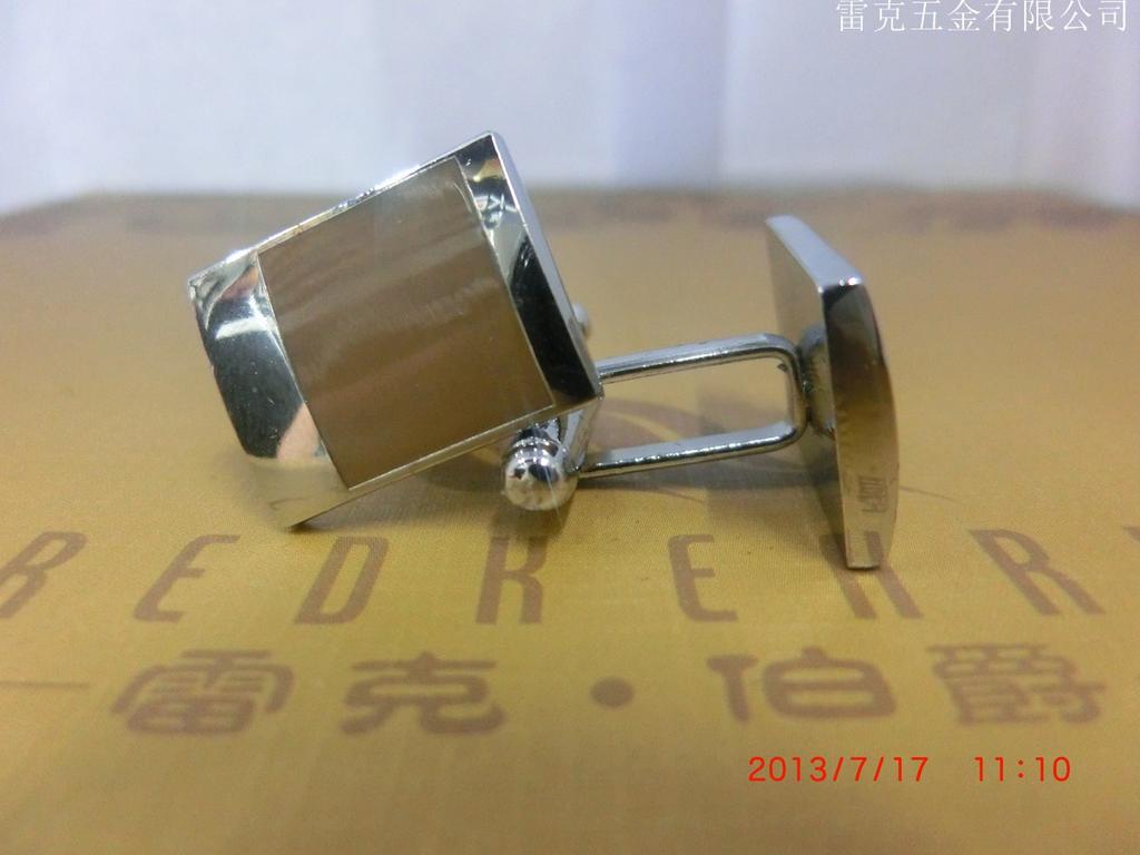 Hot-selling cufflinks! Chocolate-colored cufflink accessories Application Scenario
