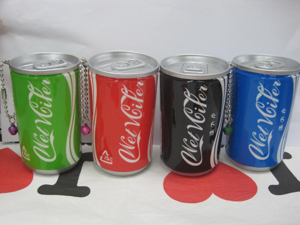 A mix of 4 types of 2013 new canned cola wet wipes