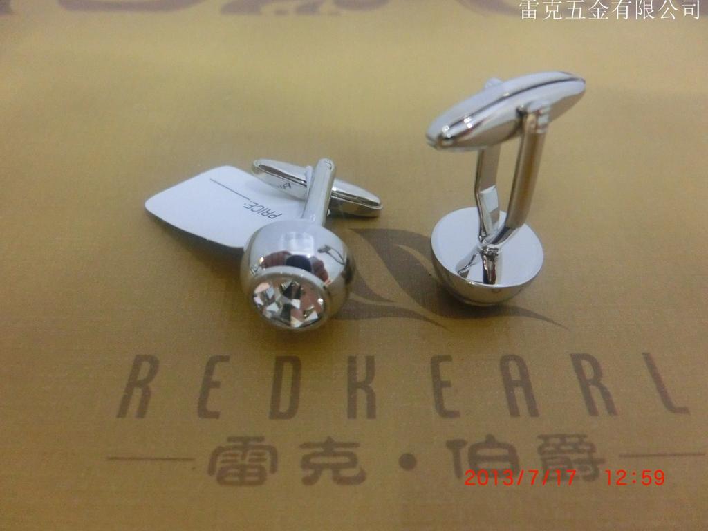 High-end cufflinks with large round diamonds Specification image