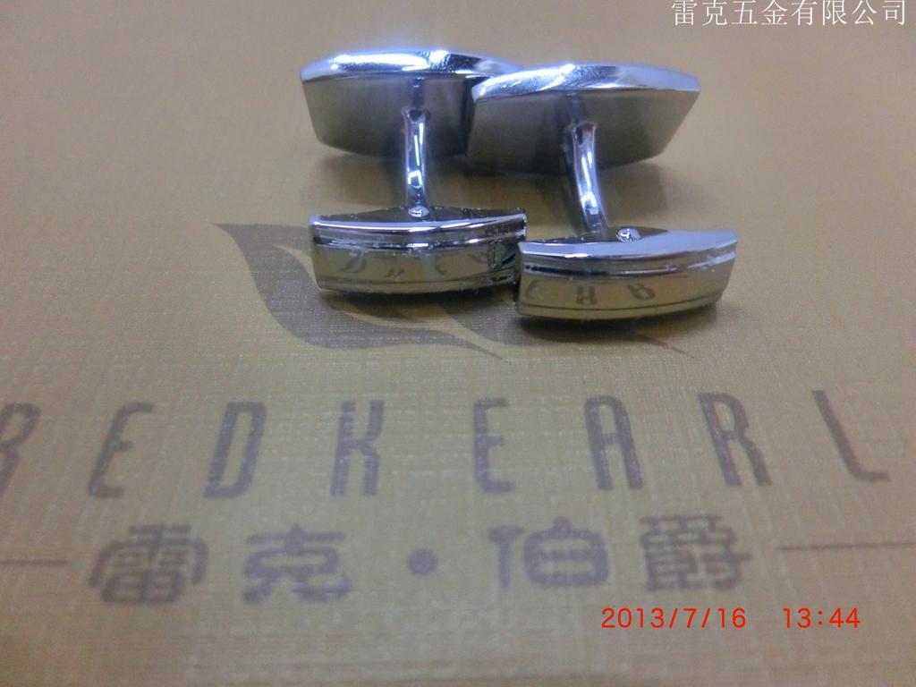 New cufflink feet, with diamond-encrusted cufflink accessories details Picture