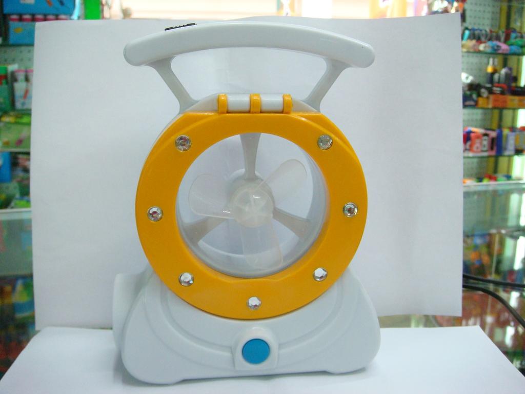 批发供应USB风扇灯充电台灯多功能风扇灯USB+充电两用台灯