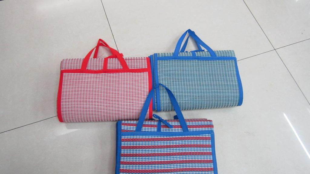 Qiansi manufacturers direct beach mat plastic mat OPP tube three fold mat