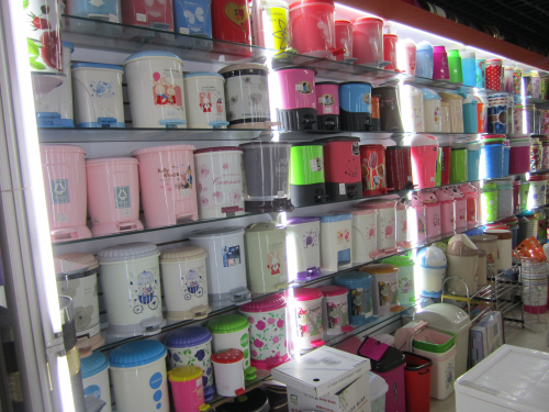 Plastic trash cans/wire trash cans/extra-large trash cans/foot-pedal trash cans/outdoor trash cans details Picture