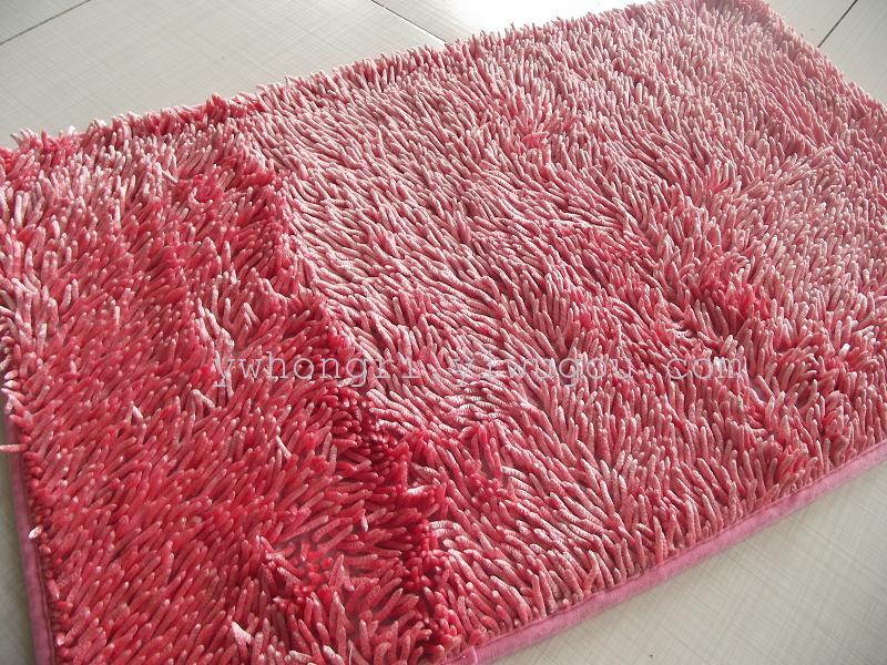 The glossy silk carpet is soft and comfortable